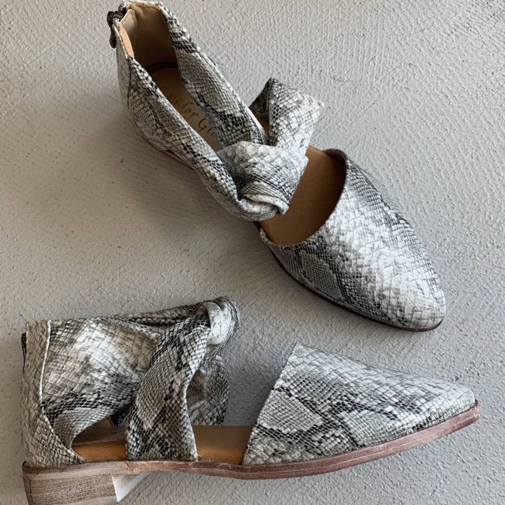 Snake skin vegan leather shooties w back zipper